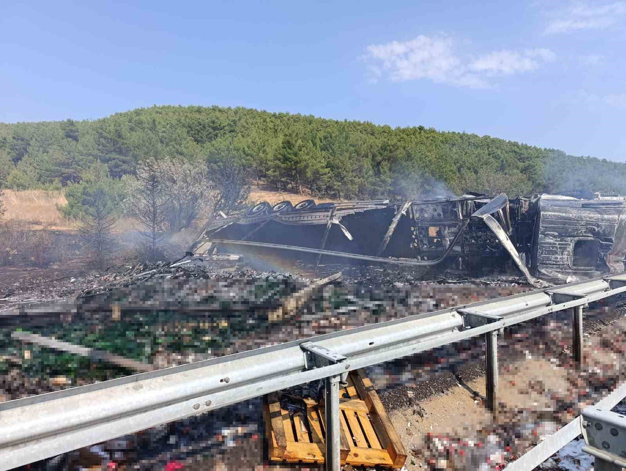 UŞAK'IN BANAZ İLÇESİNDE ALKOL YÜKLÜ TIRIN BARİYERE ÇARPIP DEVRİLMESİ SONUCU SÜRÜCÜ YARALANIRKEN...