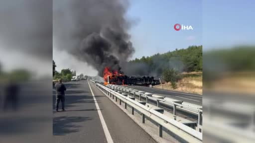 Uşak'ta alkol yüklü tır bariyere çarpıp devrilip alev aldı