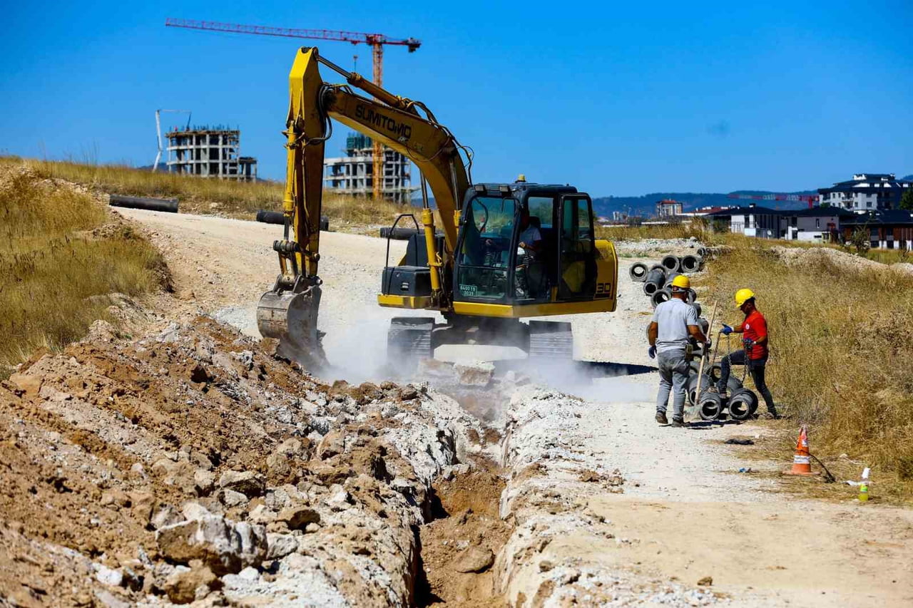 UŞAK BELEDİYESİ, KENT GENELİNDE ALTYAPI ÇALIŞMALARINI SÜRDÜRÜYOR. EKİPLER, KANALİZASYON HATTI...