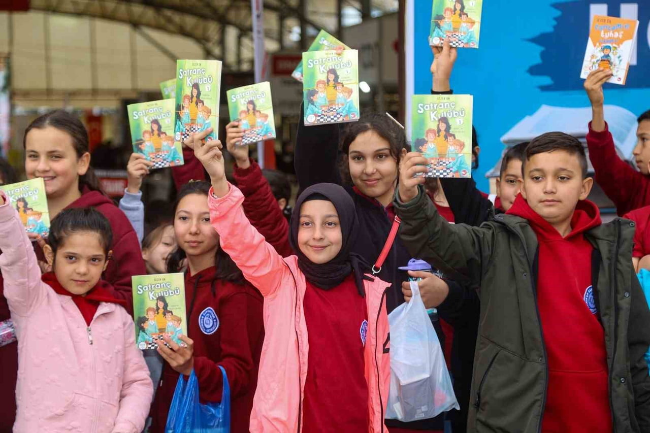 UŞAK BELEDİYESİ TARAFINDAN BU YIL İKİNCİ KEZ DÜZENLENEN UŞAK KİTAP FUARI, KİTAPSEVERLERİ BİNLERCE...