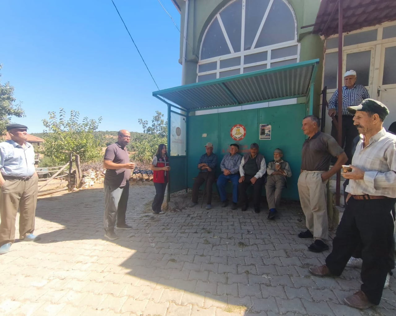 UŞAK İL TARIM VE ORMAN MÜDÜRLÜĞÜ PERSONELLERİ, FARKLI KÖYLERDE ÜRETİCİLERLE BİR ARAYA GELEREK...