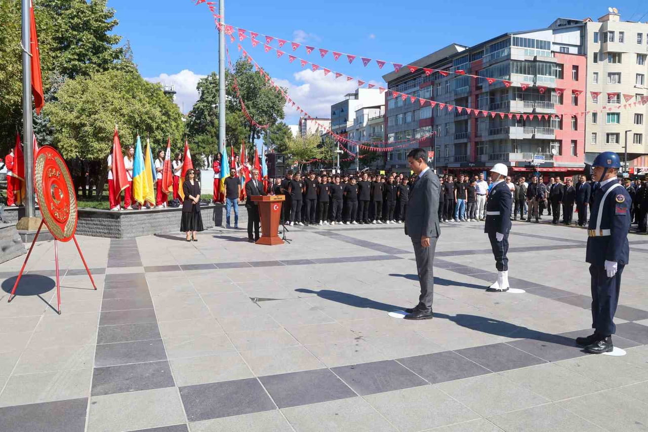 UŞAK’TA 19 EYLÜL GAZİLER GÜNÜ DOLAYISIYLA ÇELENK TÖRENİ DÜZENLENDİ.