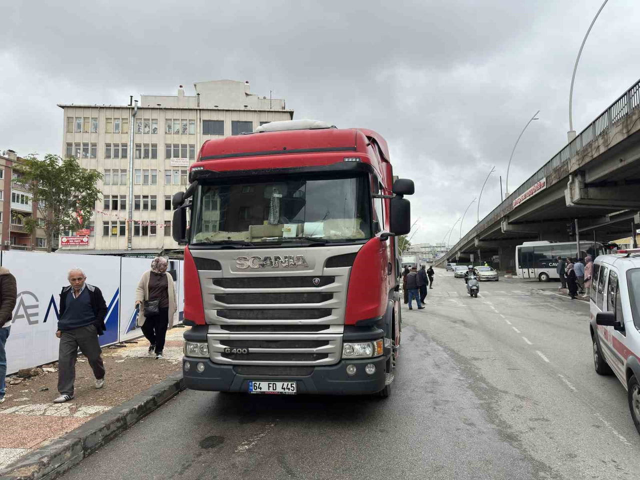 UŞAK’TA KARŞIDAN KARŞIYA GEÇEN YAYAYA TIRIN ÇARPMASI SONUCU, 74 YAŞINDAKİ YAYA AĞIR YARALANARAK...