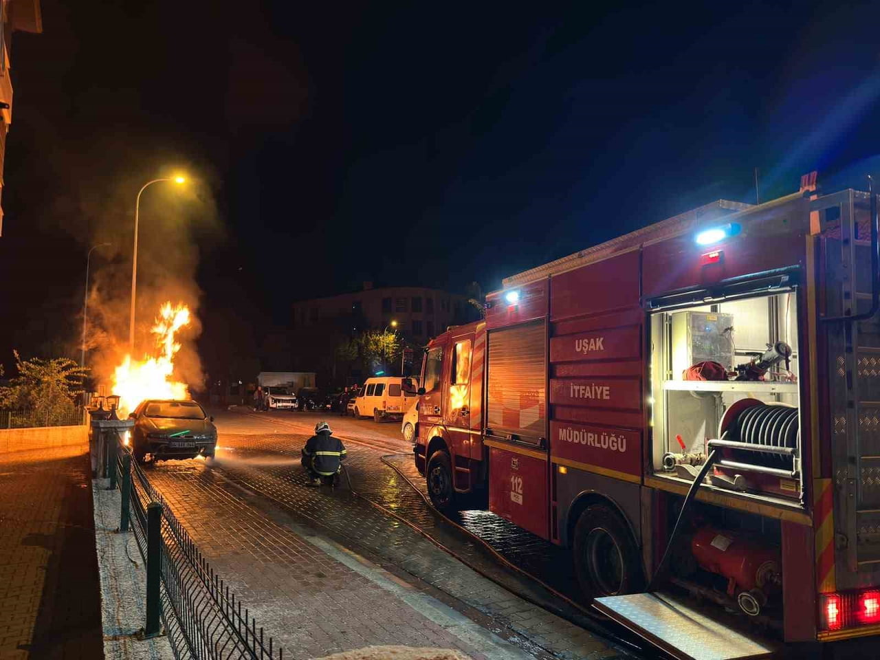 UŞAK’TA PARK HALİNDEKİ OTOMOBİLDE ÇIKAN YANGIN, İTFAİYE EKİPLERİN MÜDAHALESİ SONUCU...