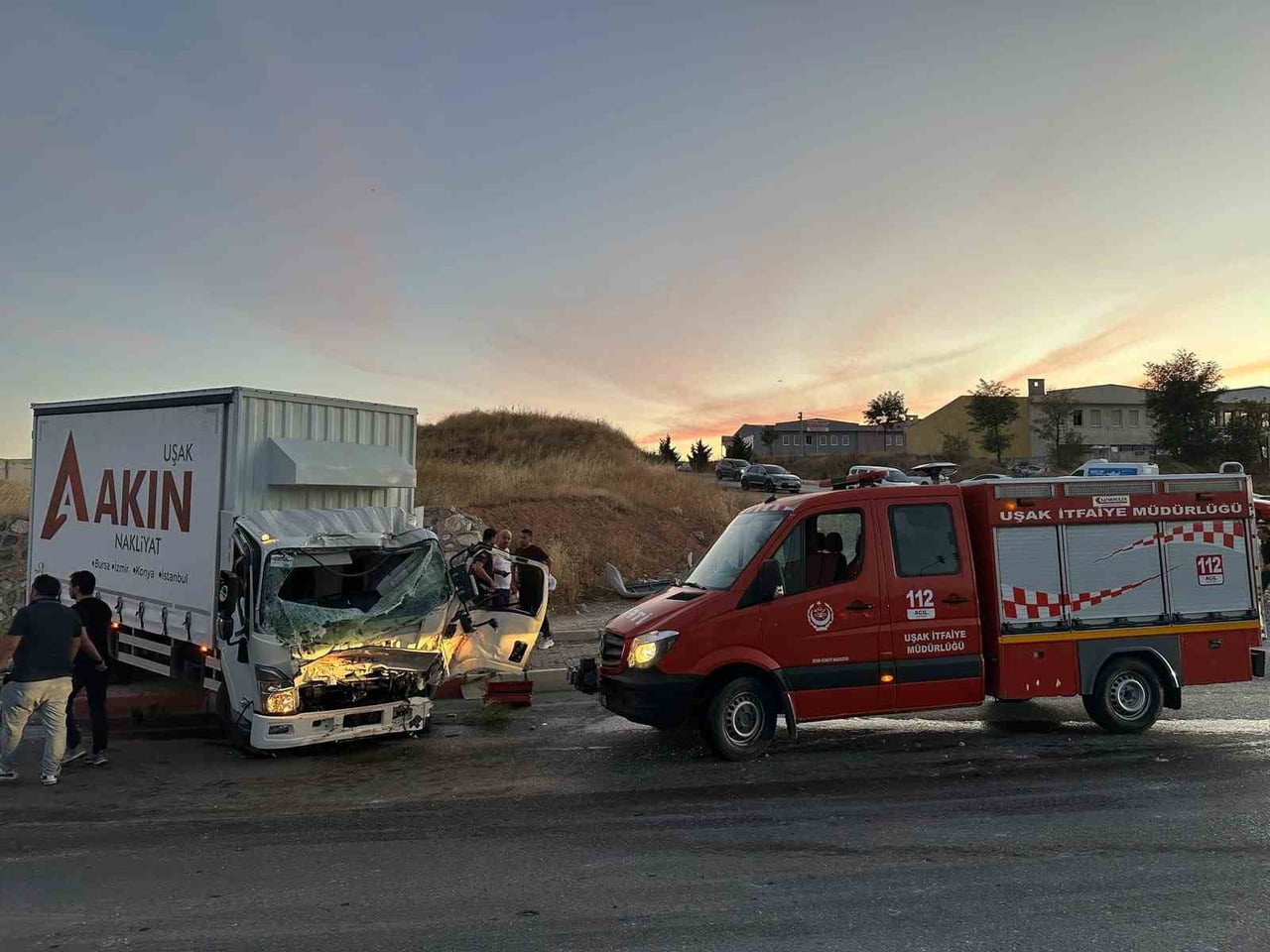 UŞAK’TA YANGINA GİDEN İTFAİYE ARACI İLE KAMYONUN ÇARPIŞMASI SONUCU MEYDANA GELEN KAZADA 1 KİŞİ...