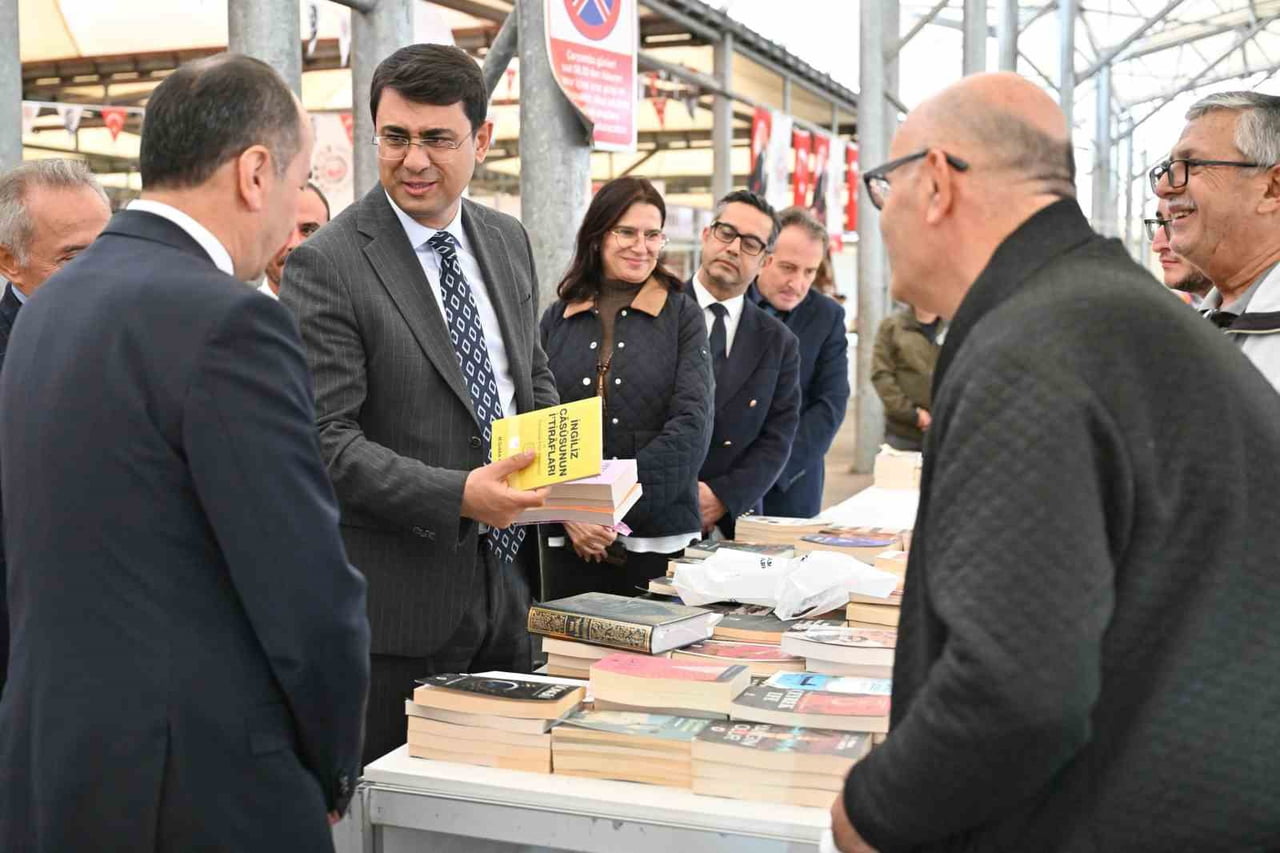 UŞAK VALİSİ SERDAR KARTAL, BELEDİYE BAŞKAN VEKİLİ HATİCE TEREKECİ ÖZKAN İLE BİRLİKTE UŞAK KİTAP...