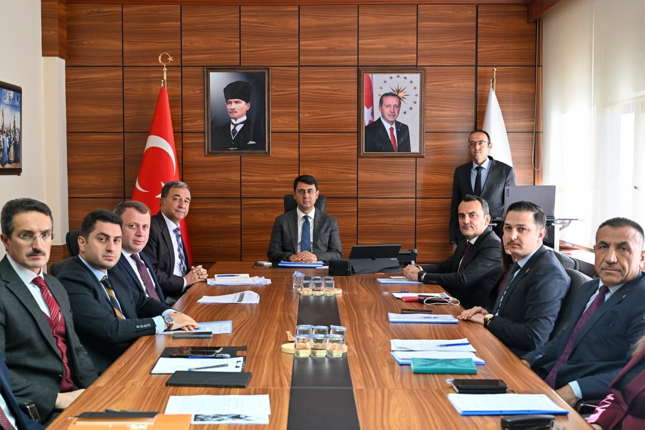 UŞAK VALİSİ SERDAR KARTAL’IN BAŞKANLIĞINDA, SOSYAL YARDIMLAŞMA VE DAYANIŞMA VAKIFLARININ...