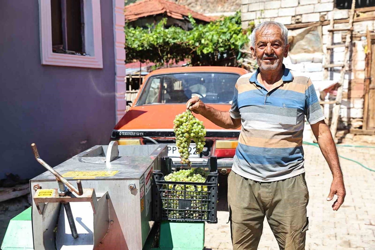 ÜZÜM BAĞI OLAN EMEKLİ MEHMET KAÇAN