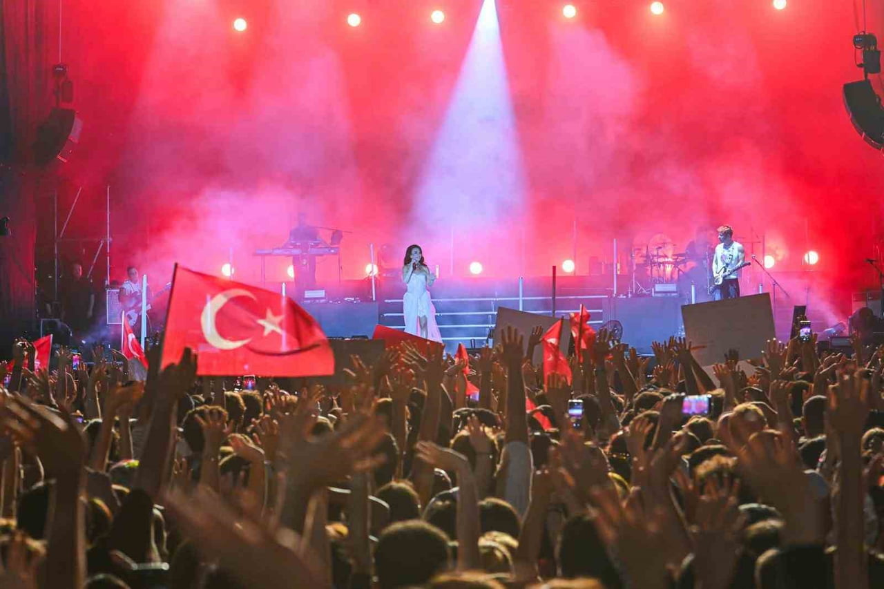 UZUN YILLAR SONRA YENİDEN BİR ARAYA GELEN MODEL GRUBU, ÇİM KONSERLERİ SAHNESİNDE BİNLERCE...