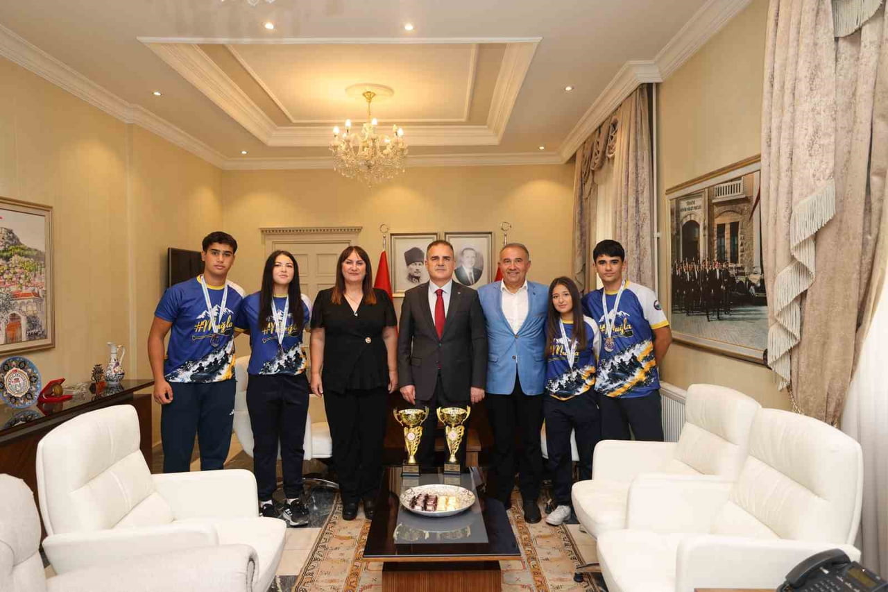 VALİ AKBIYIK TÜRKİYE ŞAMPİYONU OLAN YILDIZ RAFTİNG SPORCULARINI AĞIRLADI