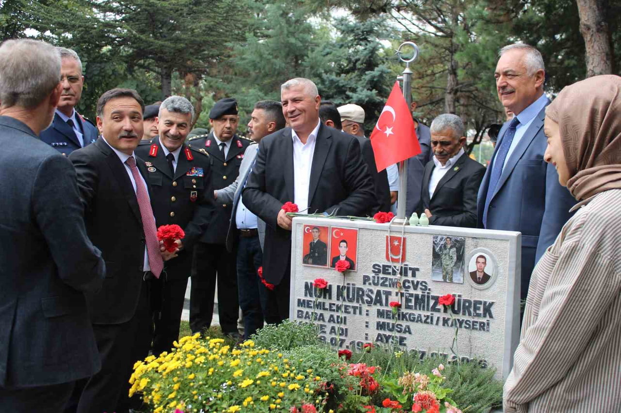 VALİ ÇİÇEK VE PROGRAMA KATILANLAR ŞEHİT KABİRLERİNE KARANFİL BIRAKTI.