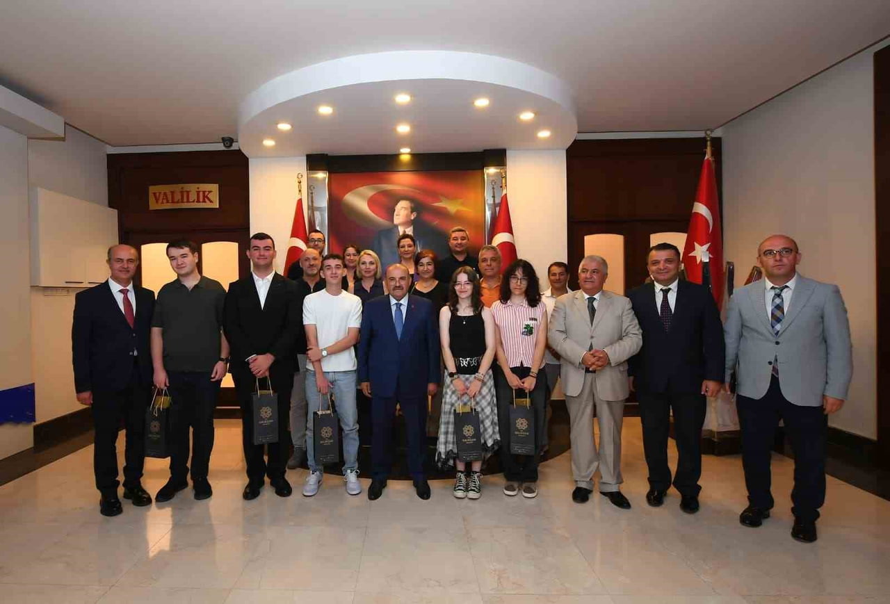 VALİ İSMAİL USTAOĞLU LGS ŞAMPİYONLARINI TEBRİK ETTİ