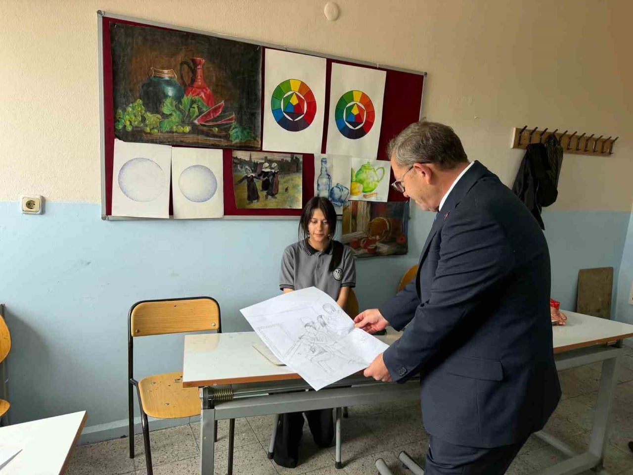 VALİ POLAT, GÜZEL SANATLAR LİSESİ’NDE ÖĞRENCİLERLE BULUŞTU(KARS-İHA)