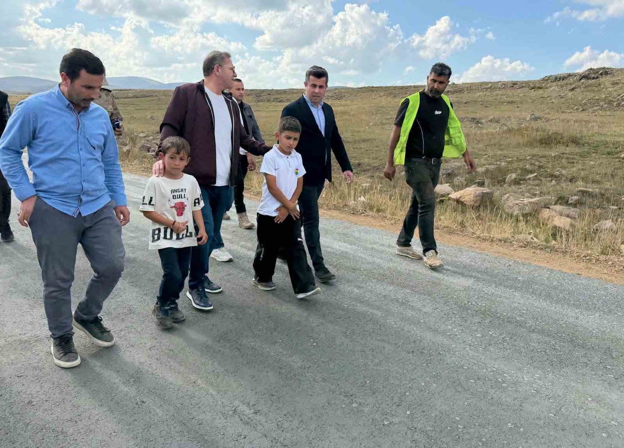 VALİ POLAT KÖY YOLLARINI İNCELEDİ, ÇOCUKLAR YALNIZ BIRAKMADI(KARS-İHA)