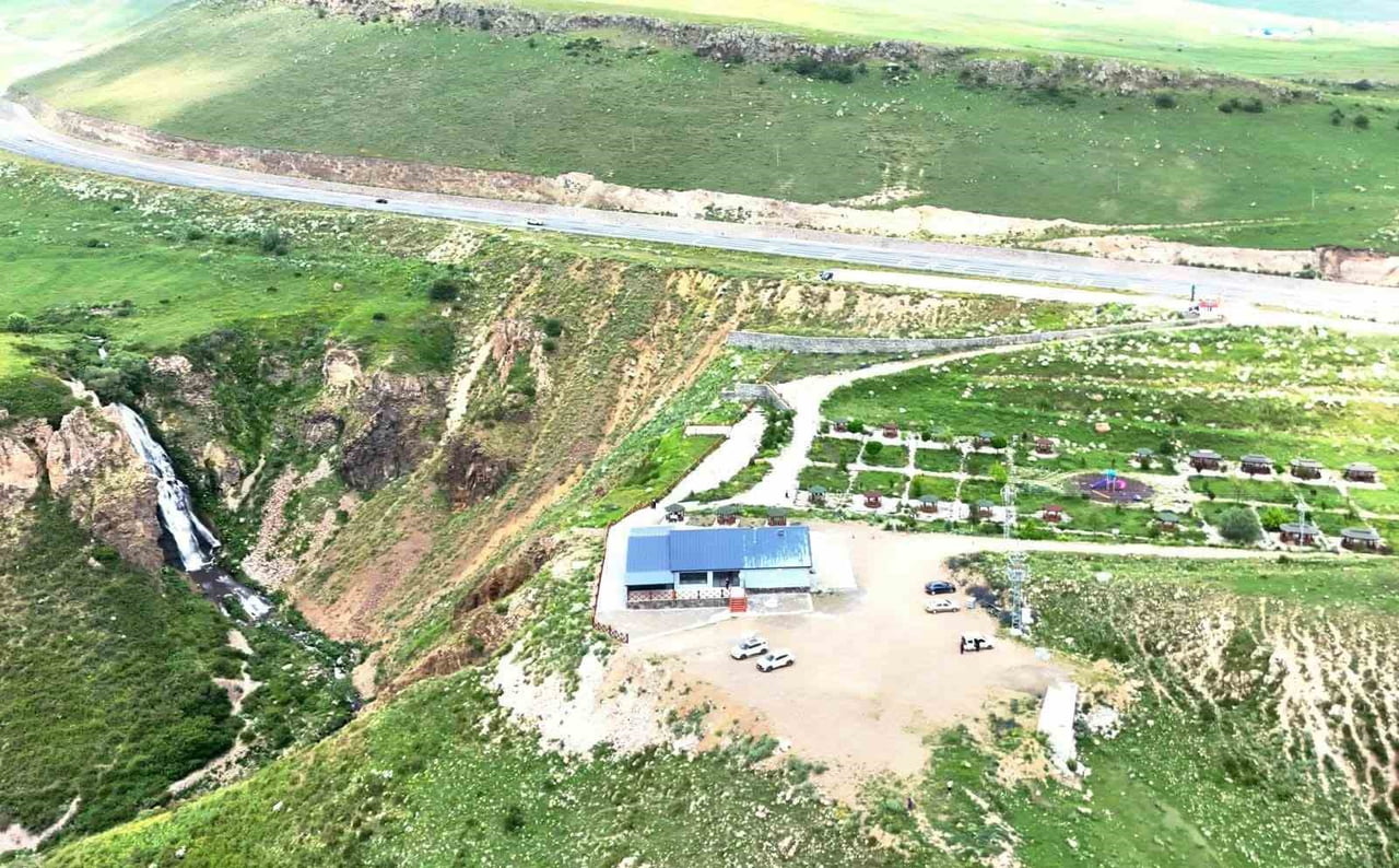 VALİ POLAT, SUSUZ ŞELALESİ’NDE VATANDAŞLARLA BİR ARAYA GELDİ(KARS-İHA)