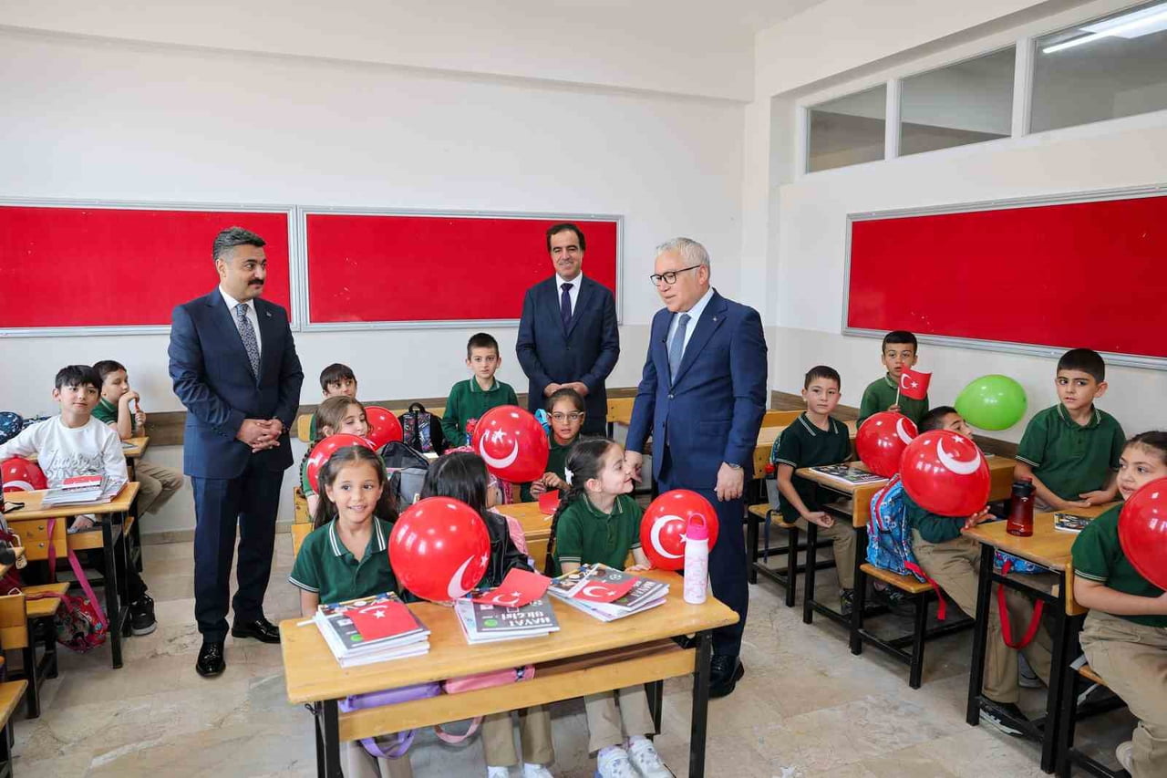 VALİ ŞİMŞEK, SINIFLARI GEZEREK ÖĞRENCİLERLE SOHBET ETTİ, YENİ EĞİTİM ÖĞRETİM YILININ KENDİLERİ...