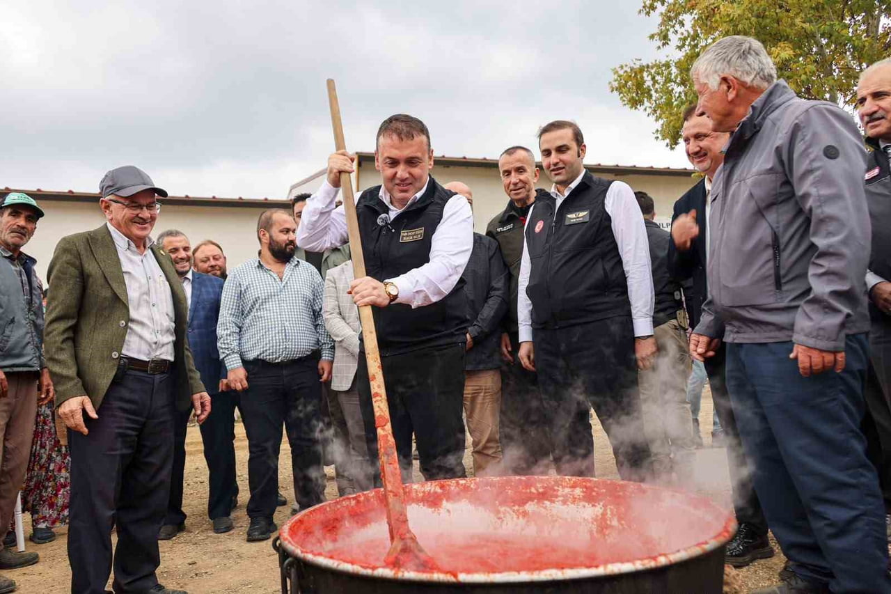 VALİ SÖZER SALÇA KAZANI BAŞINA GEÇTİ, KAZANI KARIŞTIRDI