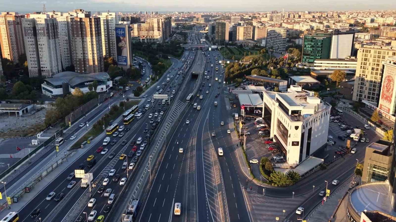 VALİLİK KARARI SONRASI OKULLARIN İLK GÜNÜ TRAFİK YÜZDE 51 OLARAK ÖLÇÜLDÜ