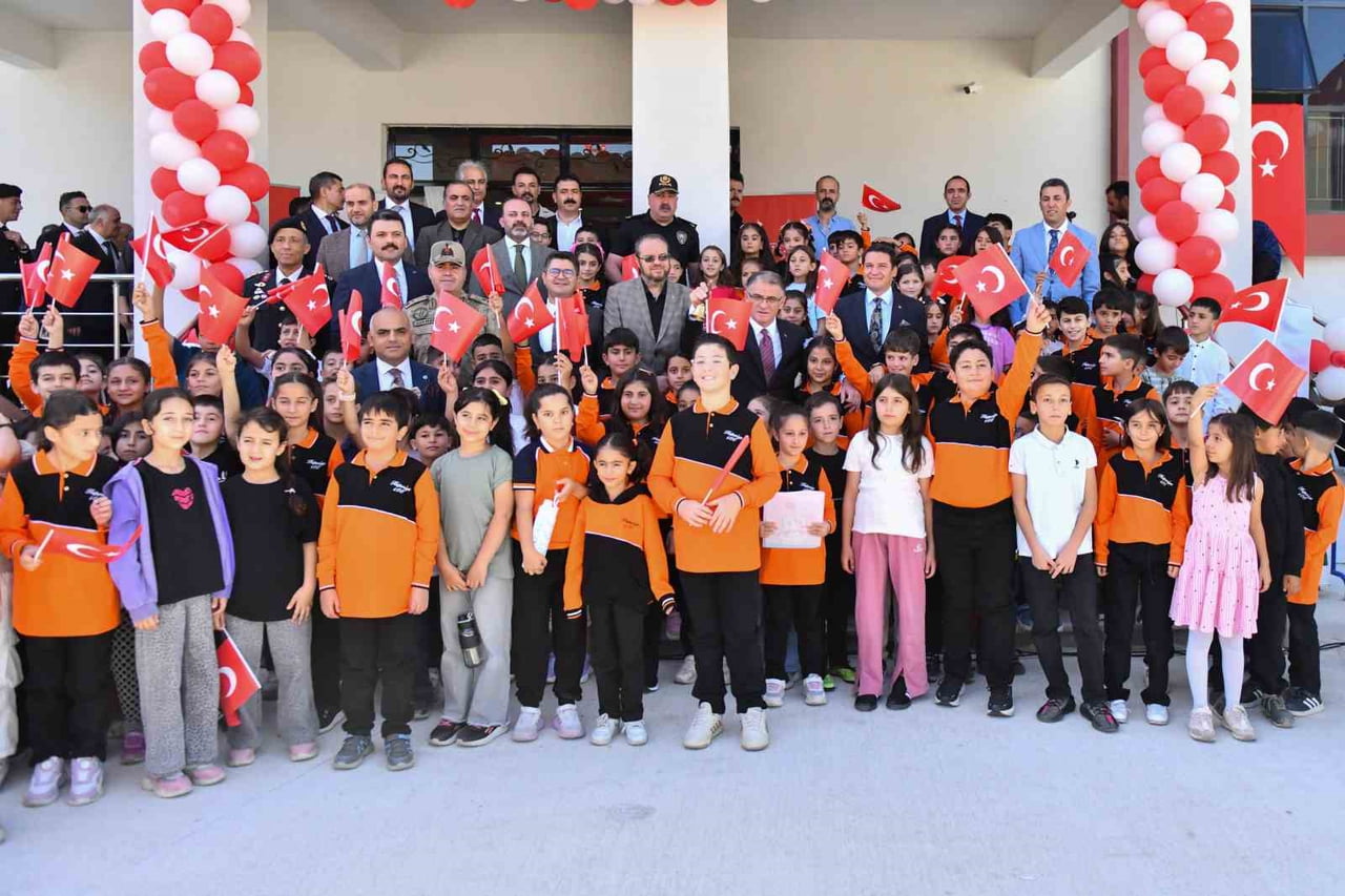 VAN'DA 2026-2027 EĞİTİM ÖĞRETİM YILININ BAŞLAMASIYLA BİRLİKTE 274 BİN 685 ÖĞRENCİ DERS BAŞI...
