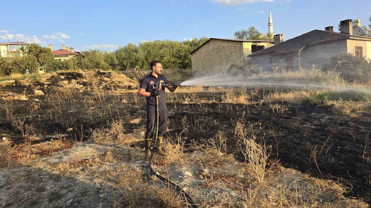 VAN'IN EDREMİT İLÇESİNDE ÇIKAN ÖRTÜ ÜSTÜ YANGIN, İTFAİYE EKİPLERİ TARAFINDAN...