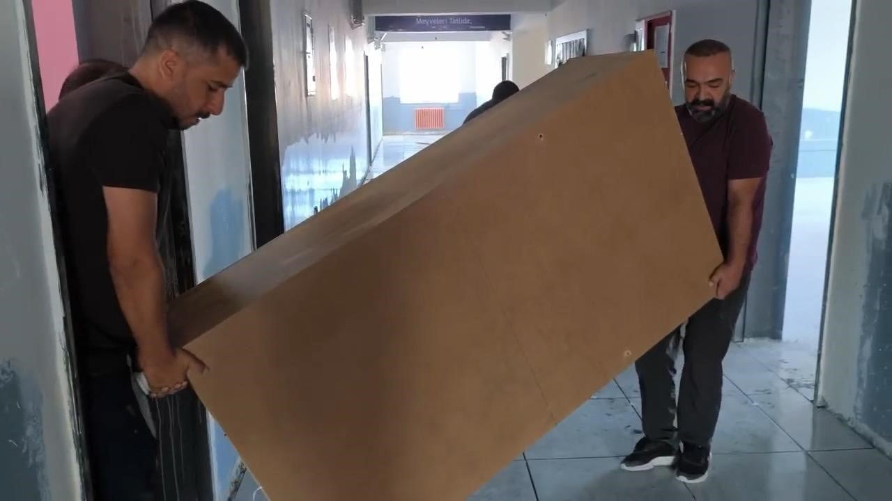 VAN'IN EDREMİT İLÇESİNDEKİ ŞEHİT NURETTİN TÜRKMEN ORTAOKULU'NDA GÖREV YAPAN ÖĞRETMENLER, YENİ...