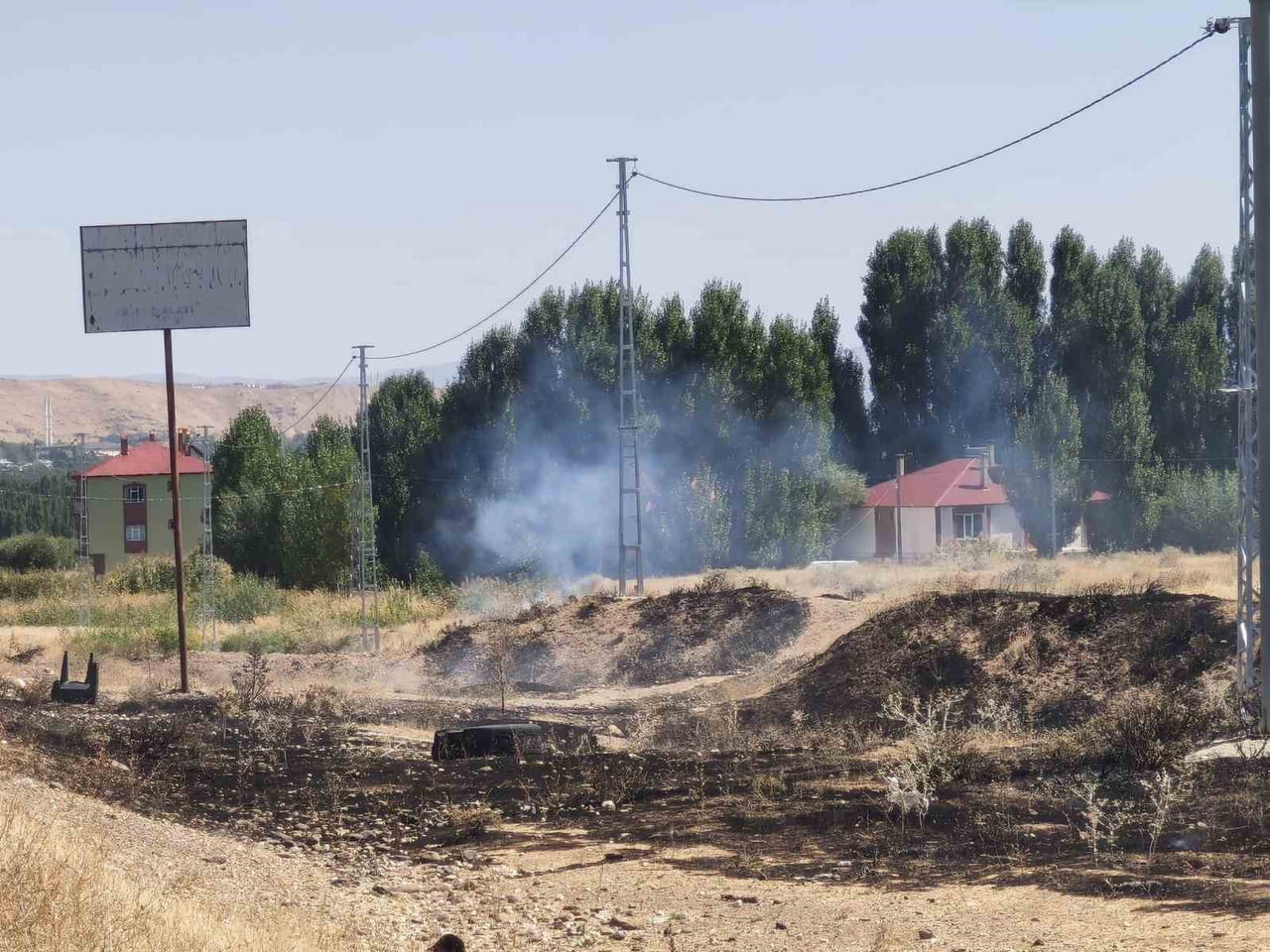 VAN'IN ERCİŞ İLÇESİNDE ÇIKAN ÖRTÜ ÜSTÜ YANGIN, İTFAİYE EKİPLERİ TARAFINDAN...