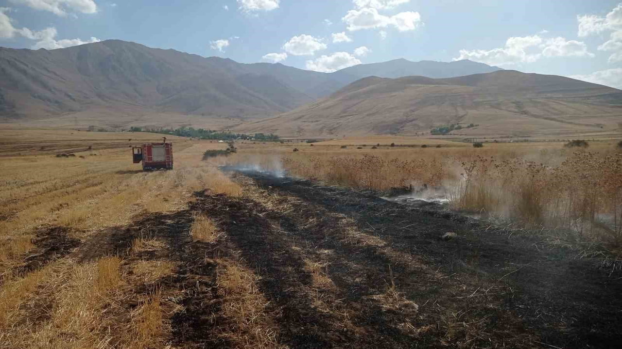 VAN'IN GEVAŞ İLÇESİNDE ÇIKAN ÖRTÜ ÜSTÜ YANGIN, İTFAİYE EKİPLERİ TARAFINDAN...