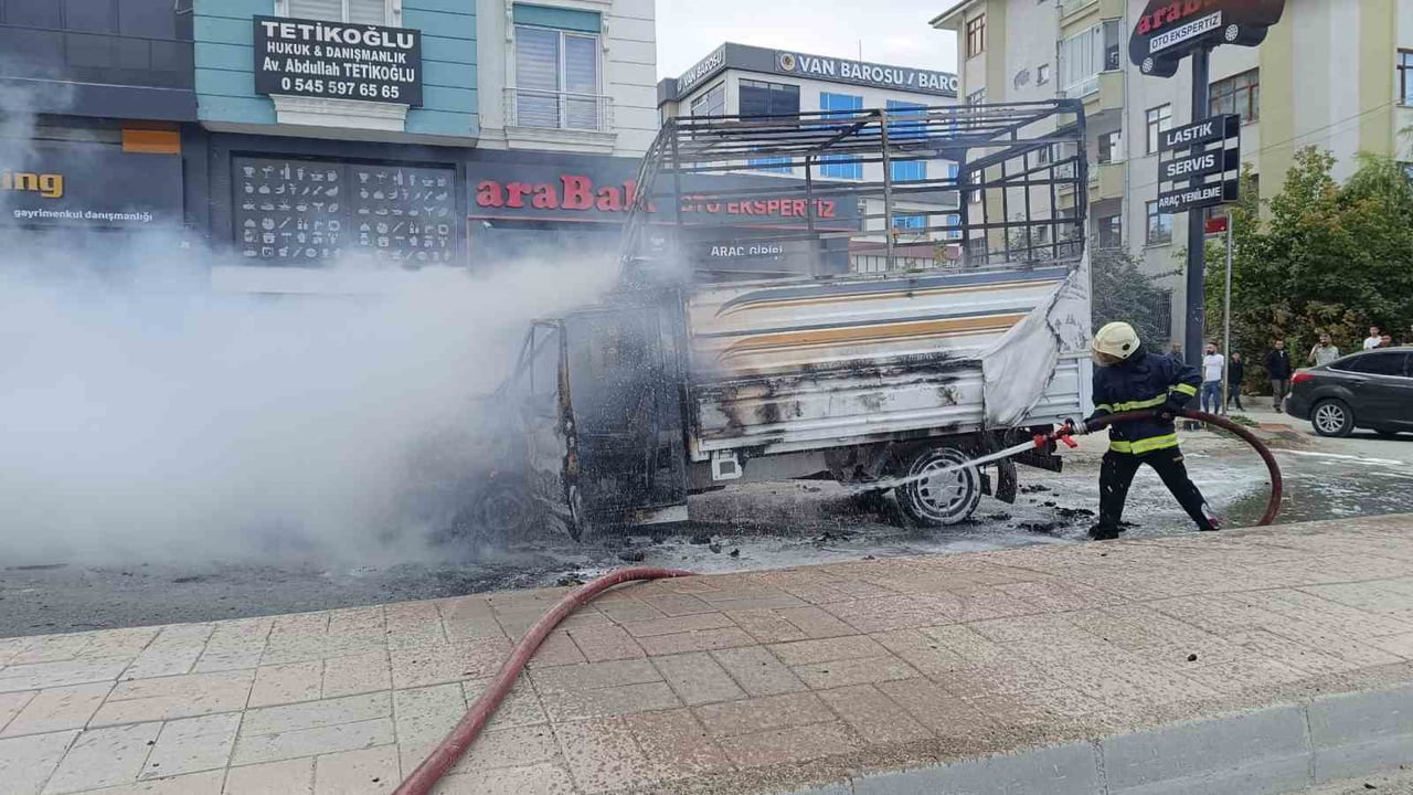 VAN'IN İPEKYOLU İLÇESİNDE PARK HALİNDEKİ KAMYONET ALEV ALEV YANDI.