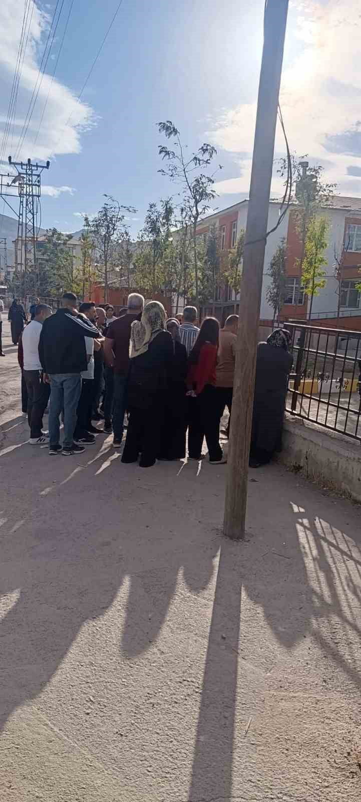 VAN'IN TUŞBA İLÇESİNDE UZUN NAMLULU SİLAHLA OKULA GELEN ÖĞRENCİ BÜYÜK KORKUYA NEDEN OLDU.