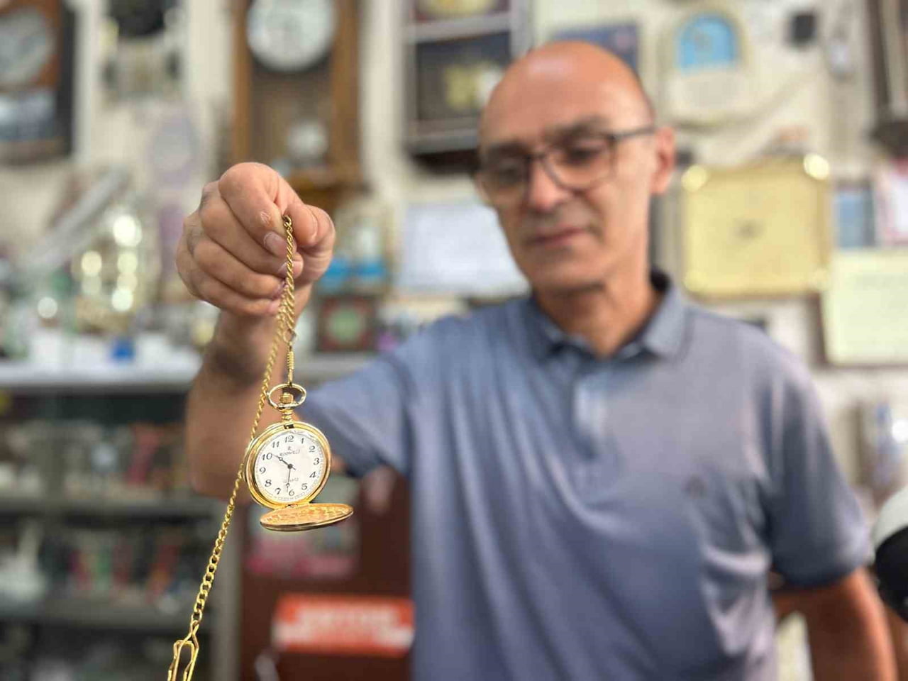 VAN’DA BABASINDAN DEVRALDIĞI SAAT TAMİRCİLİĞİ MESLEĞİNİ SÜRDÜREN MEHMET İNSEL, KÜÇÜK ATÖLYESİNDE...