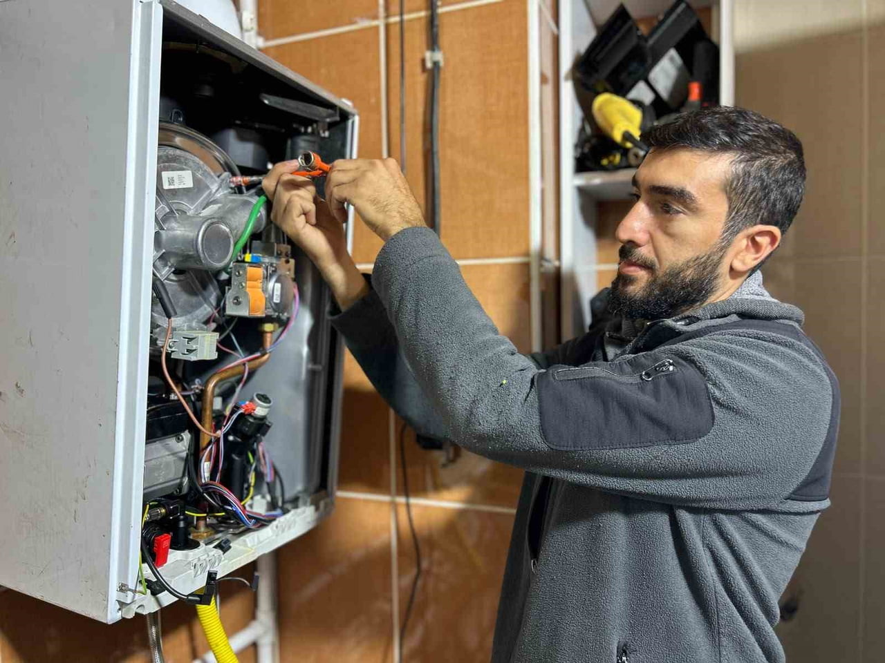 VAN’DA SERİN HAVALARIN ETKİSİNİ GÖSTERMEYE BAŞLAMASIYLA BİRLİKTE KOMBİ VE PETEK BAKIMI YAPAN...