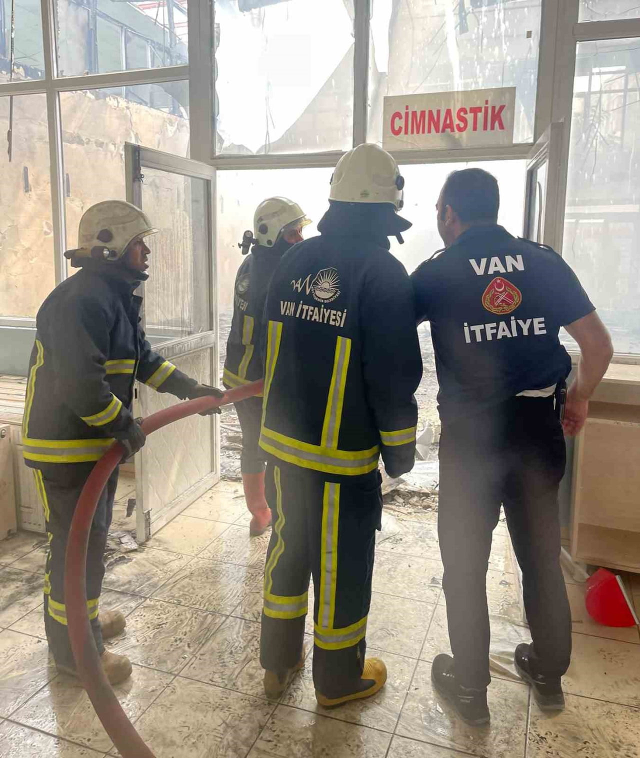 VAN’DA YIKIMI DEVAM EDEN SPOR MERKEZİNDE YANGIN ÇIKTI.