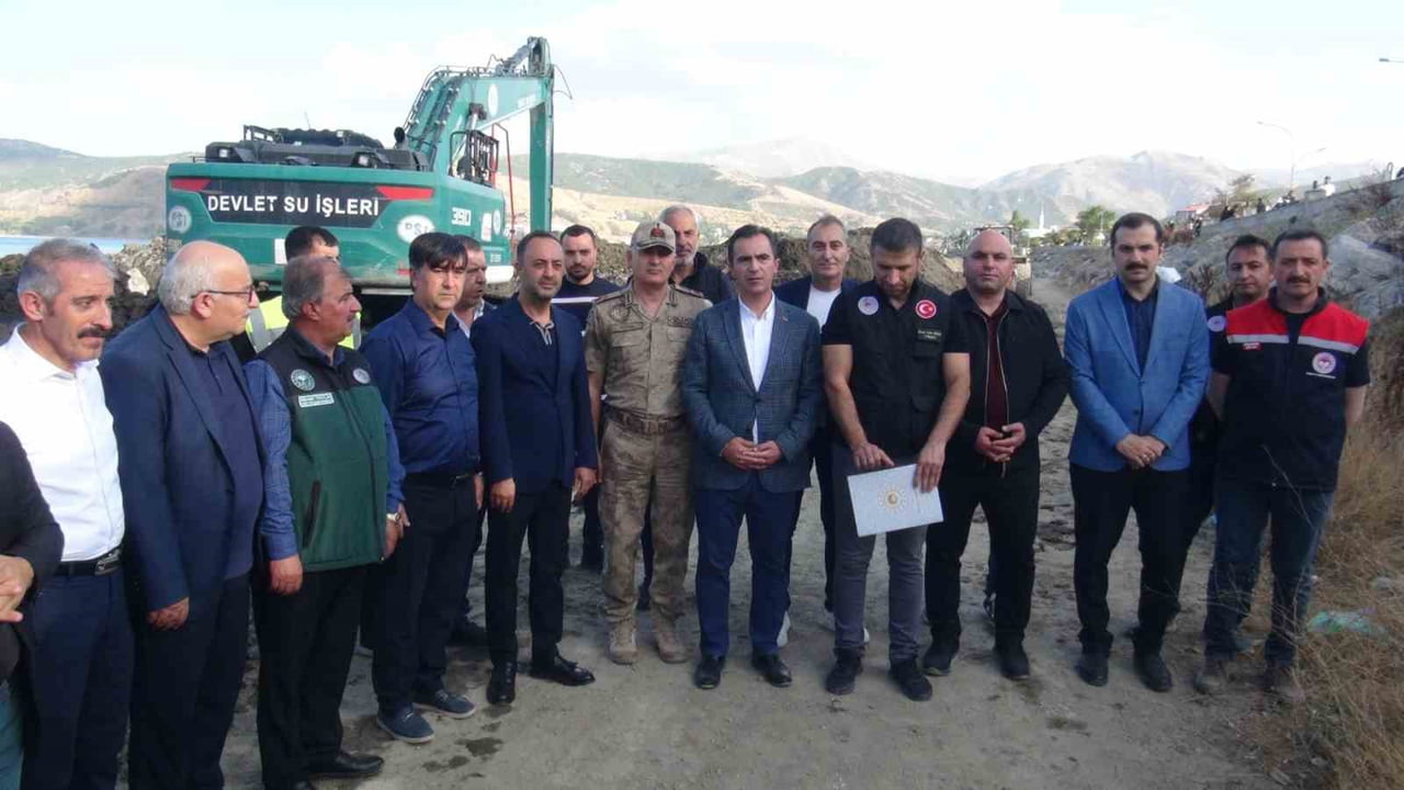 VAN GÖLÜ’NDE DİP ÇAMURU TEMİZLİĞİ HIZ KAZANDI