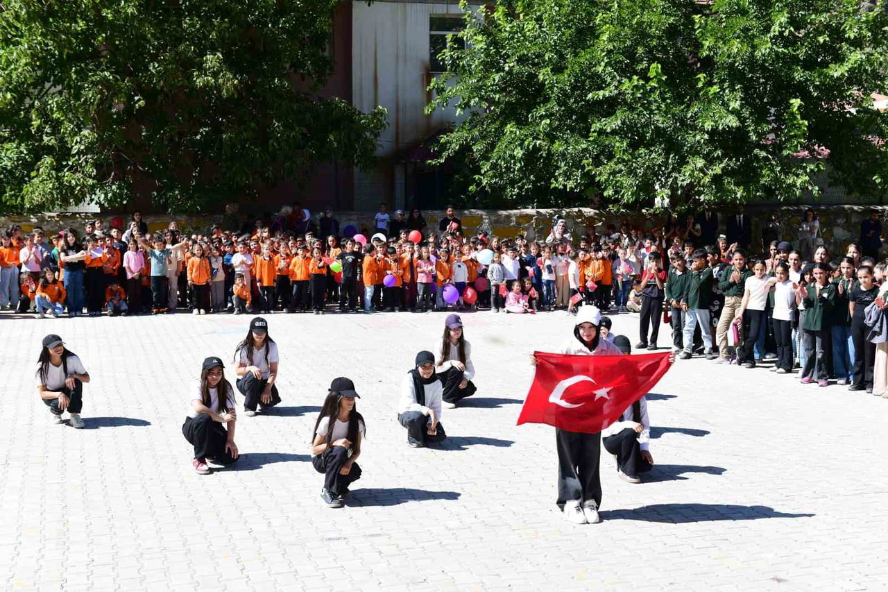 VAN’IN ÇATAK İLÇESİNDE 2026-2027 EĞİTİM ÖĞRETİM YILI İLKÖĞRETİM HAFTASI DOLAYISIYLA KUTLAMA...