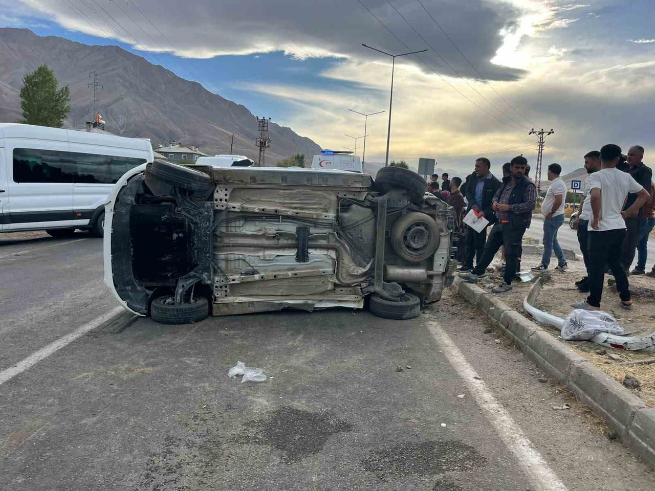 VAN’IN GEVAŞ İLÇESİNDE HAFİF TİCARİ KAMYONET İLE KAMYONETİN ÇARPIŞMASI SONUCU MEYDANA GELEN TRAFİK...