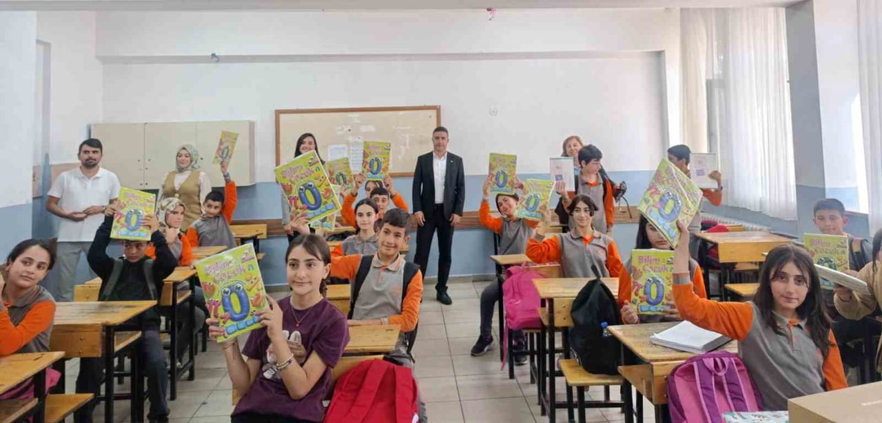 VAN’IN GÜRPINAR İLÇESİNDE DÜZENLENEN ETKİNLİKTE ÖĞRENCİLER, SANAL GERÇEKLİK (VR) GÖZLÜKLERİ VE...