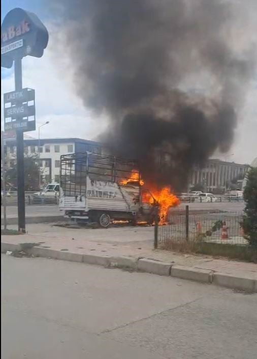 VAN’IN İPEKYOLU İLÇESİNDE ALEV ALEV YANAN KAMYONET, KISA SÜREDE KULLANILAMAZ HALE GELDİ.