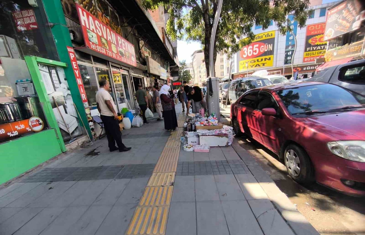 VAN’IN MERKEZ İLÇESİ İPEKYOLU’NUN ANA CADDE İLE ARA SOKAKLARINDA GİDEREK ARTAN KALDIRIM İŞGALLERİ...