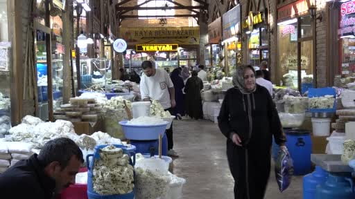 Van’ın meşhur otlu küp peyniri tezgâhlardaki yerini almaya başladı