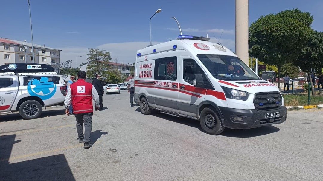 VAN’IN MURADİYE DEVLET HASTANESİ’NDE MUHTEMEL AFET VE ACİL DURUMLARA YÖNELİK HAZIRLIKLARIN...