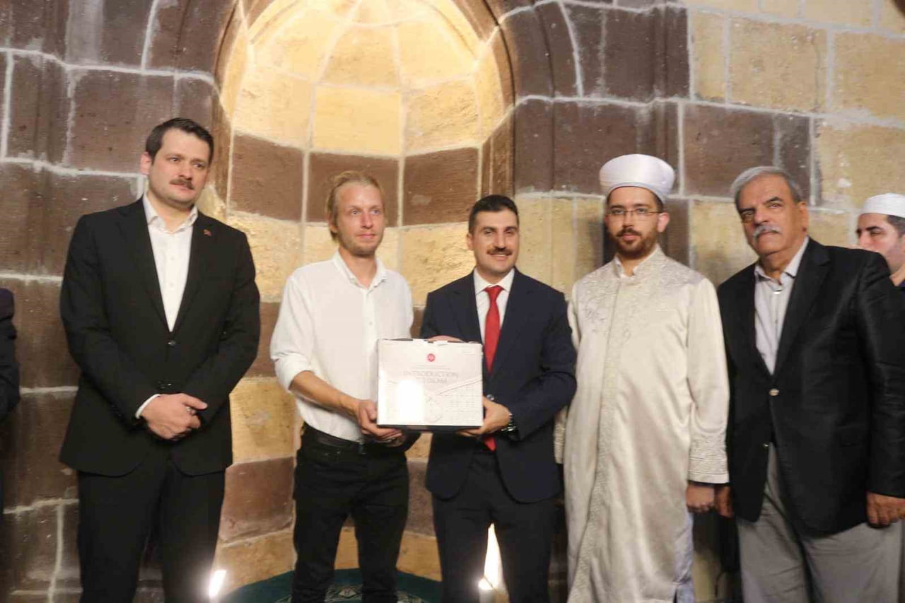VAN’IN TARİHİ VE KÜLTÜREL DOKUSUYLA DİKKAT ÇEKEN GEVAŞ İLÇESİ, ANLAMLI BİR İHTİDA MERASİMİNE EV...