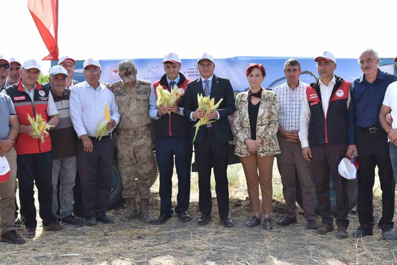 VAN’IN TUŞBA İLÇESİNE BAĞLI TEVEKLİ MAHALLESİ’NDE ÜRETİCİ TURGAY KIRAN’A AİT TARLADA "SİLAJLIK...