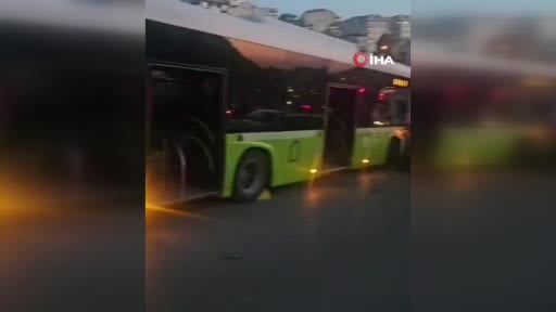 Virajı alamayan otobüs, iki otomobile çarptı