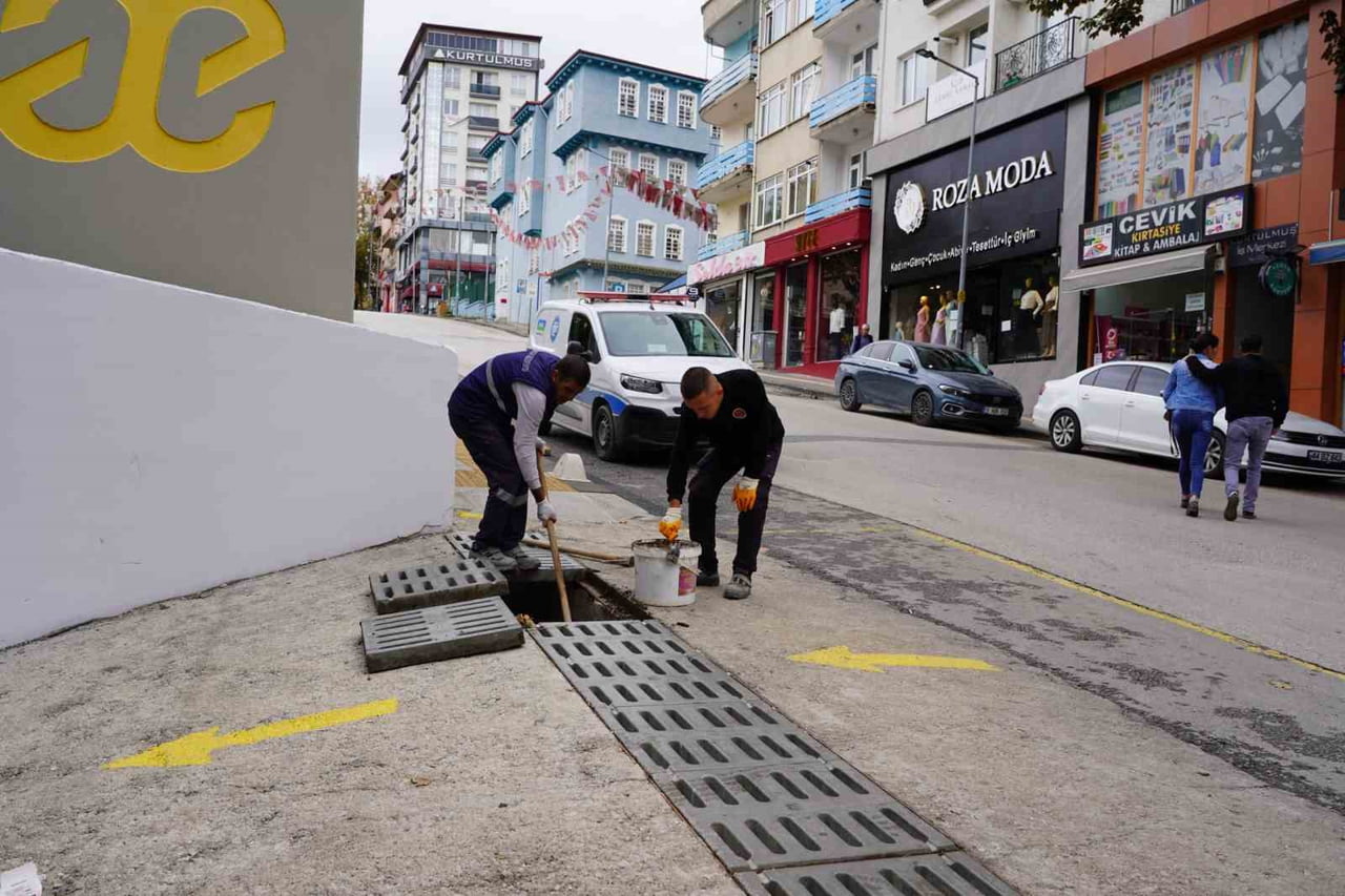 YAĞIŞLAR ÖNCESİNDE MAZGALLARDA TEMİZLİK ÇALIŞMASI YAPILDI