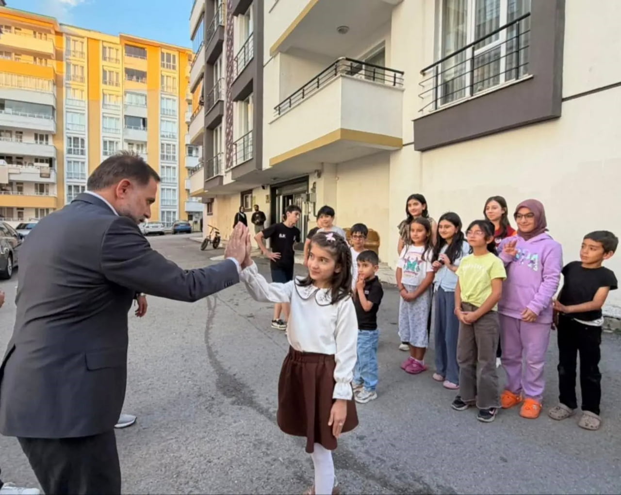 YAKUTİYE BELEDİYE BAŞKANI MAHMUT UÇAR, HİLALKENT SEMTİNDE YÜRÜTÜLEN BELEDİYE ÇALIŞMALARINI YERİNDE...