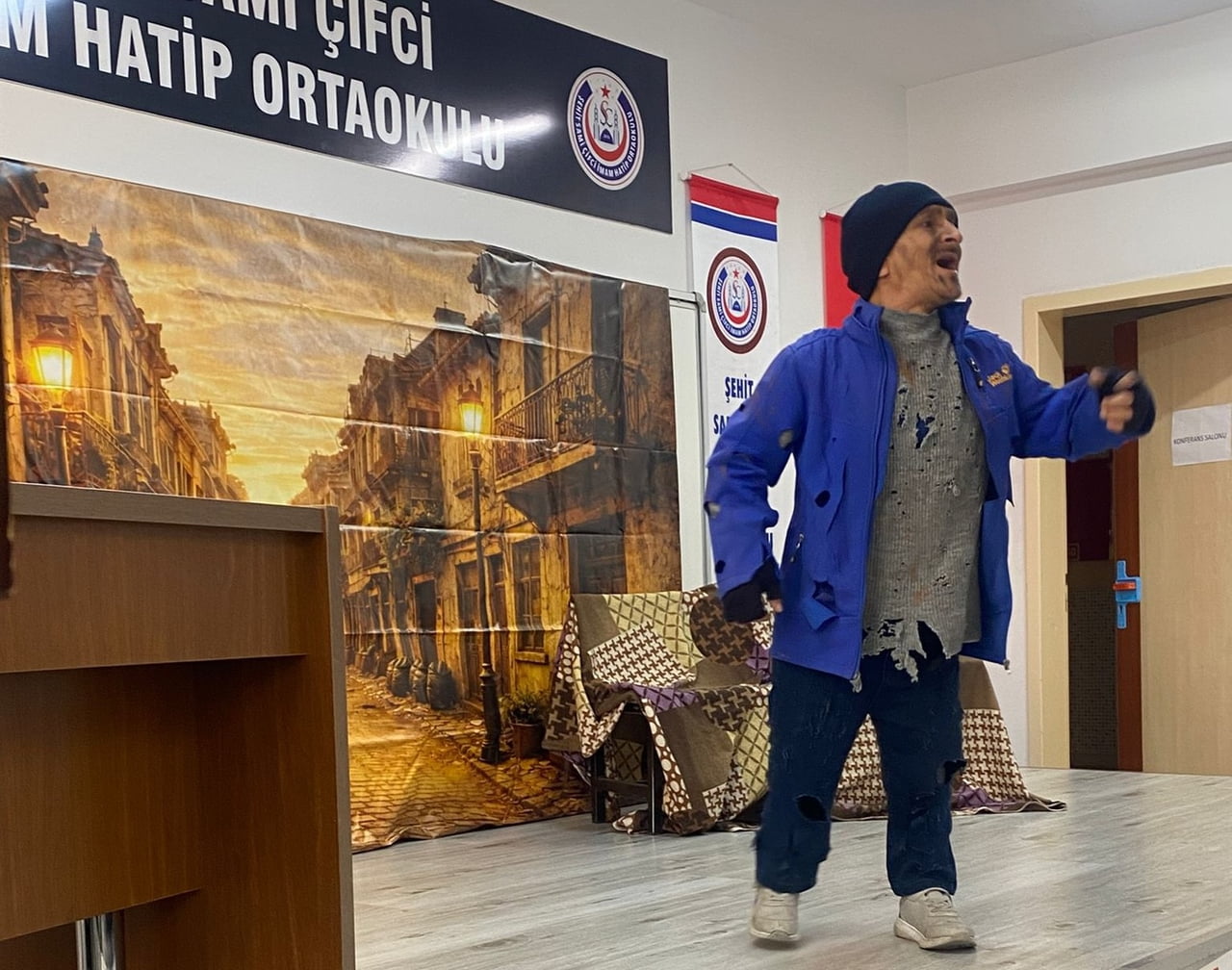 YALNIZ BİR ADAMIN HİKÂYESİ” YILLAR SONRA AYVALIK’TA SAHNEYE TAŞINIYOR