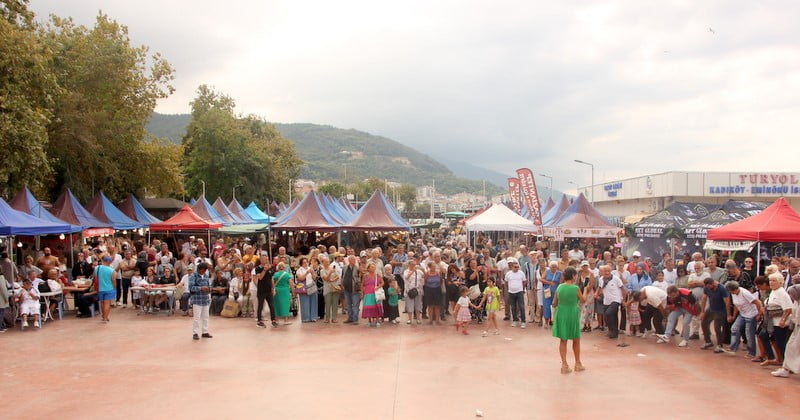 YALOVA'NIN ÇINARCIK İLÇESİNDE BU YIL 3'ÜNCÜSÜ DÜZENLENEN HAMSİ FESTİVALİ'NDE VATANDAŞLARA 4 TON...