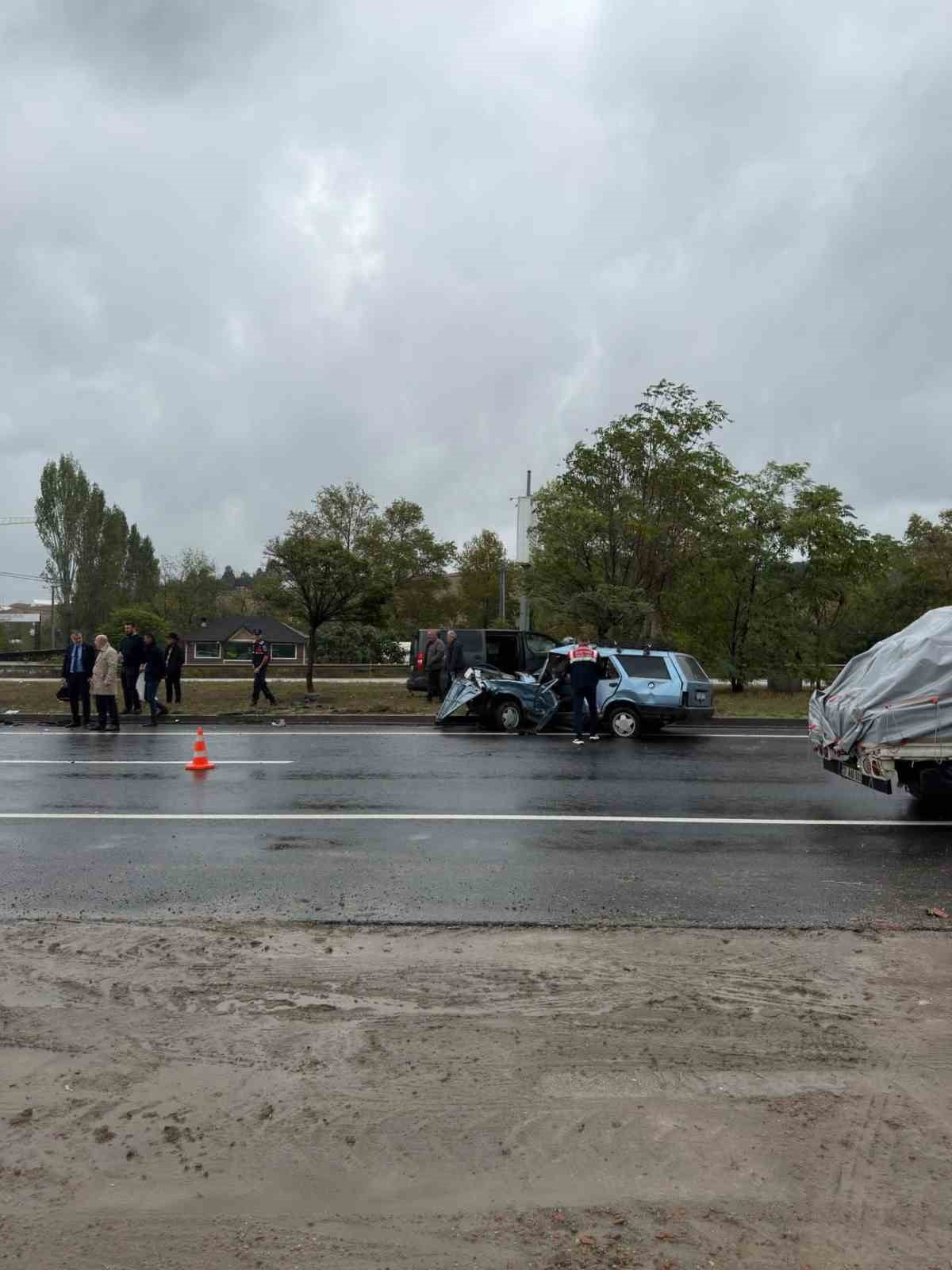 YALOVA-BURSA KARA YOLUNDA OTOMOBİL VE MİNİBÜSÜN ÇARPIŞMASI SONUCU MEYDANA GELEN KAZADA 1 KİŞİ...