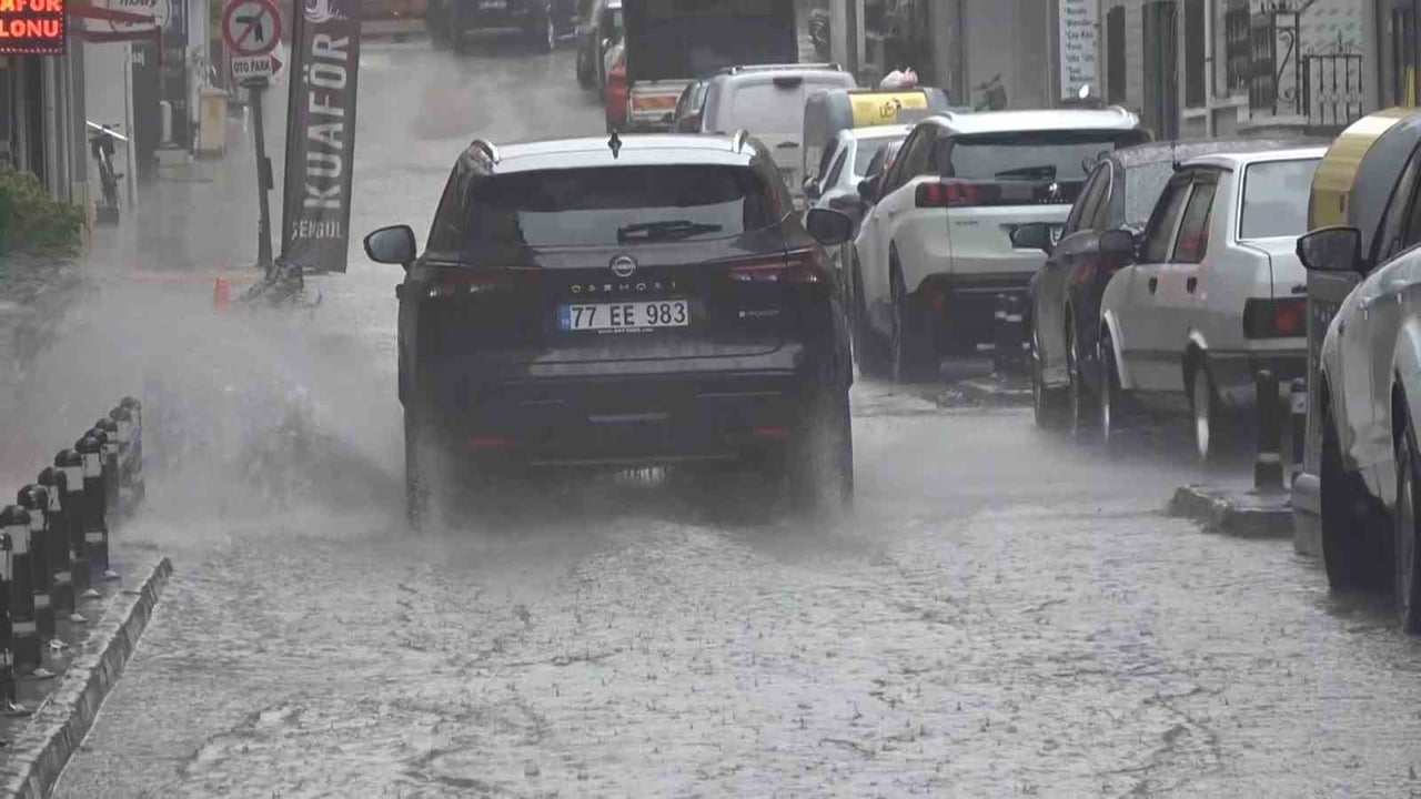 YALOVA’DA SABAH SAATLERİNDE BAŞLAYAN SAĞANAK YAĞIŞ, KENT GENELİNDE HAYATI OLUMSUZ ETKİLİYOR. CADDE...