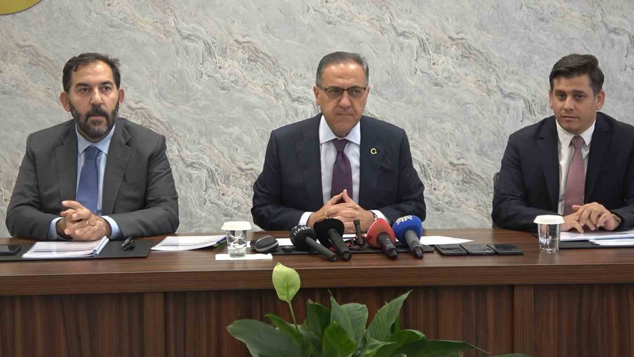 YALOVA VALİSİ AHMET HAMDİ USTA (ORTADA), KENT GENELİNDE GERÇEKLEŞTİRİLEN VE PLANLANAN SPOR...
